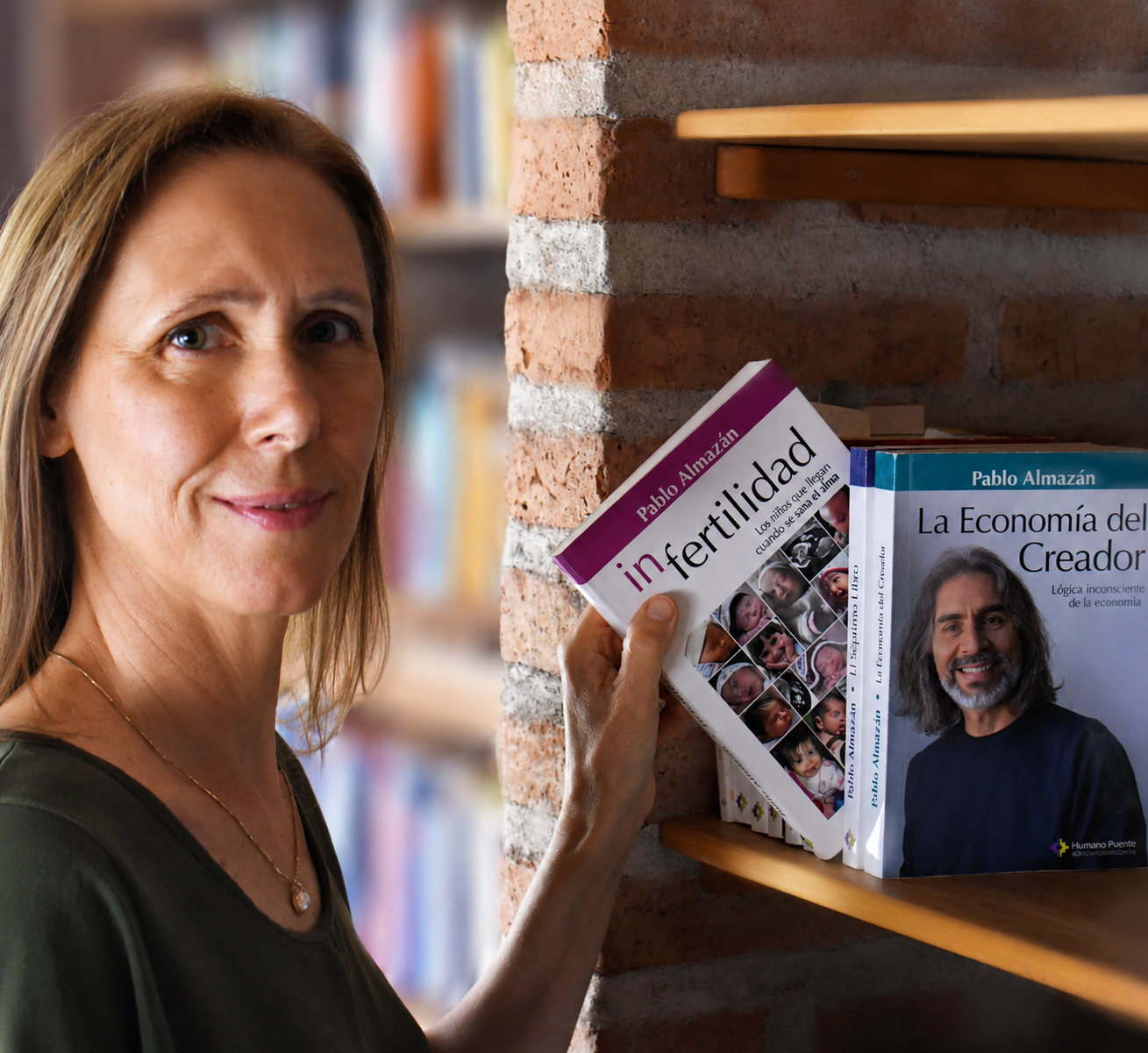 Carolina Zambruno con los libros de Pablo Almazán